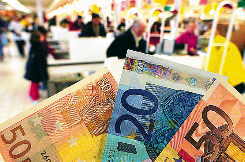 BRU17 - 20020102 - BRUSSELS, BELGIUM: Euro notes pictured in a supermarket on Wednesday 02 January 2001 in Brussels, after the launch of the European single currency in 12 countries at midnight on 31 December 2001. EPA PHOTO BELGA/ OLIVIER HOSLET