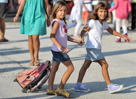 Παιδάκια προσέρχονται στην τελετή του αγιασμού για την έναρξη της νέας σχολικής χρονιάς στο 2ο δημοτικό σχολείο Κορίνθου , Πέμπτη 11 Σεπτεμβρίου 2014. ΑΠΕ-ΜΠΕ/ΑΠΕ-ΜΠΕ/ΒΑΣΙΛΗΣ ΨΩΜΑΣ