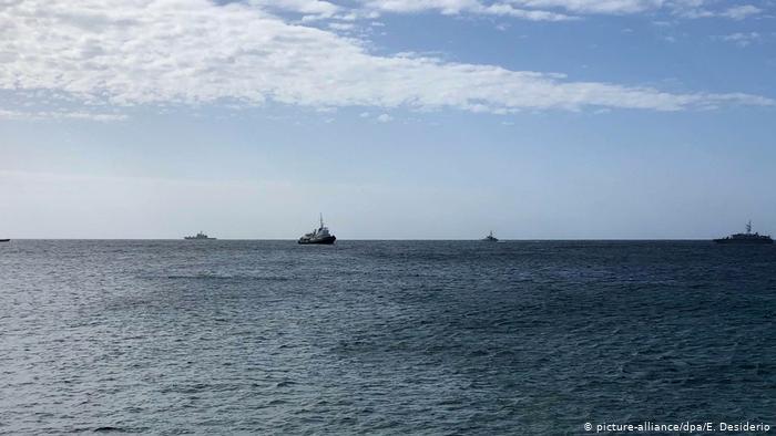 Italien, Lampedusa: FlÃ¼chtlingshilfsschiff Â«Mare JonioÂ» beschlagnahmt (picture-alliance/dpa/E. Desiderio)