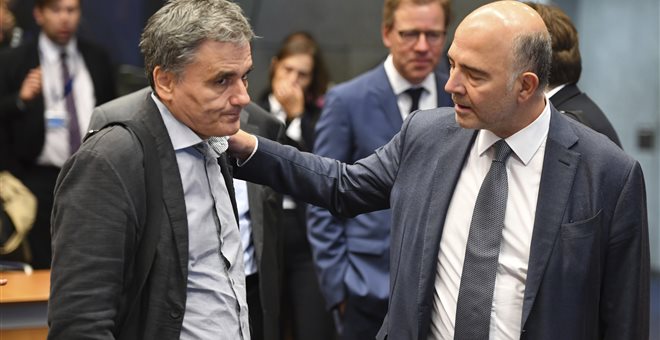 Ο υπουργός Οικονομικών Ευκλείδης Τσακαλώτος με τον επίτροπο Οικονομικών Μοσκοβισί (AP Photo/Geert Vanden Wijngaert)