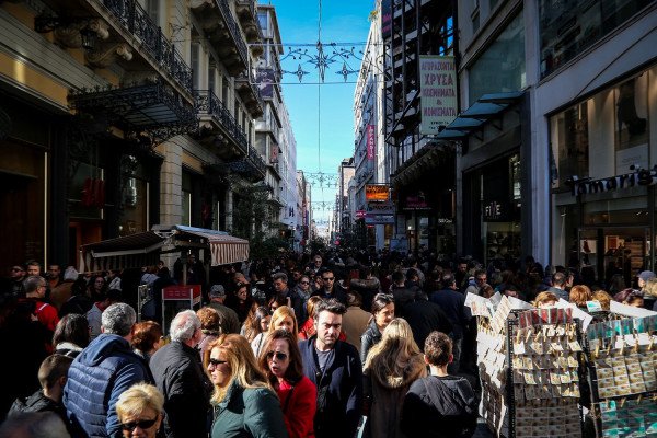 Τι σχεδιάζουν ΣΥΡΙΖΑ και ΝΔ για ΚΕΑ, εθνική σύνταξη και νέα επιδόματα