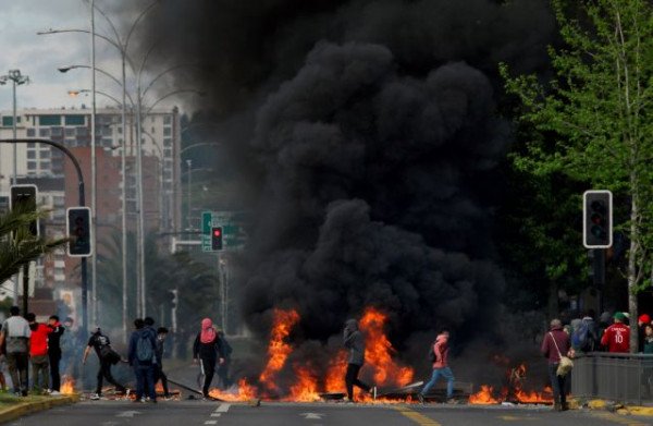 Συνεχίζονται οι ταραχές στη Χιλή: 12 νεκροί, σε ισχύ για τρίτη νύχτα η απαγόρευση κυκλοφορίας